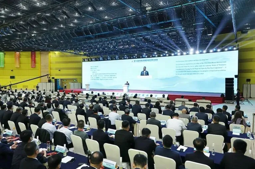 云飞科技亮相第十五届河南投洽会，全国政协副主席、省委书记莅临参观